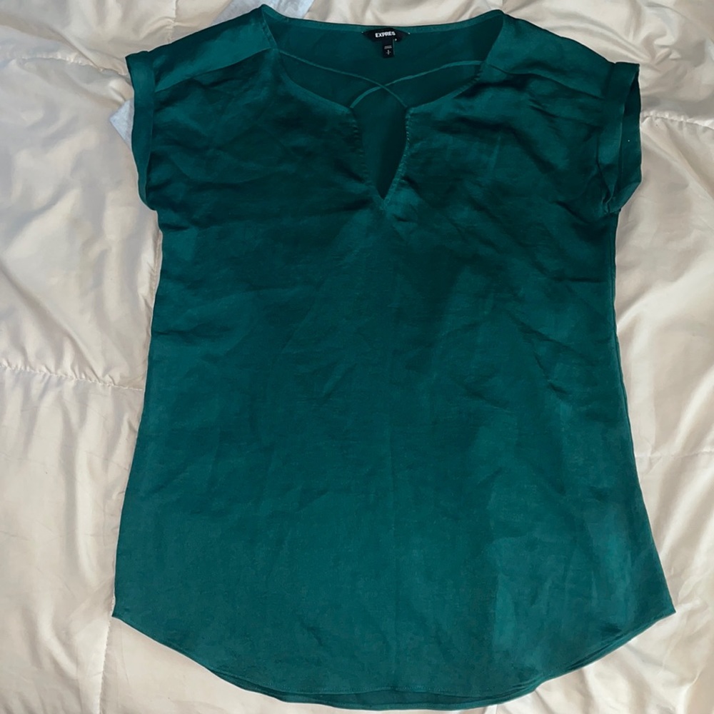 Express Short Sleeve Blouse. Size small. 100% Polyester. Green